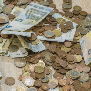 Пенсии, зарплаты, пособия: какие изменения ждут латвийцев в новом году.